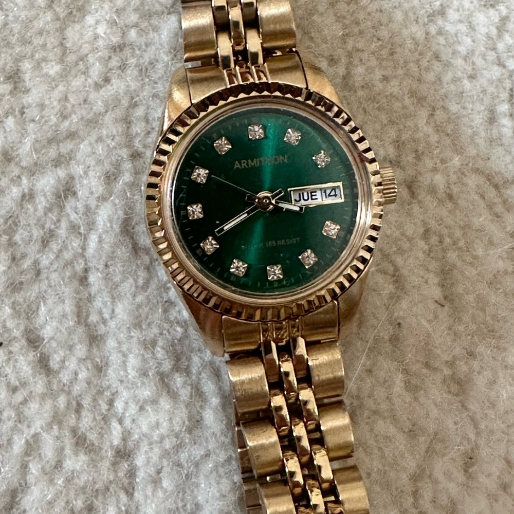 Elegant Gold and Green Women's Watch - Picture 3 of 4